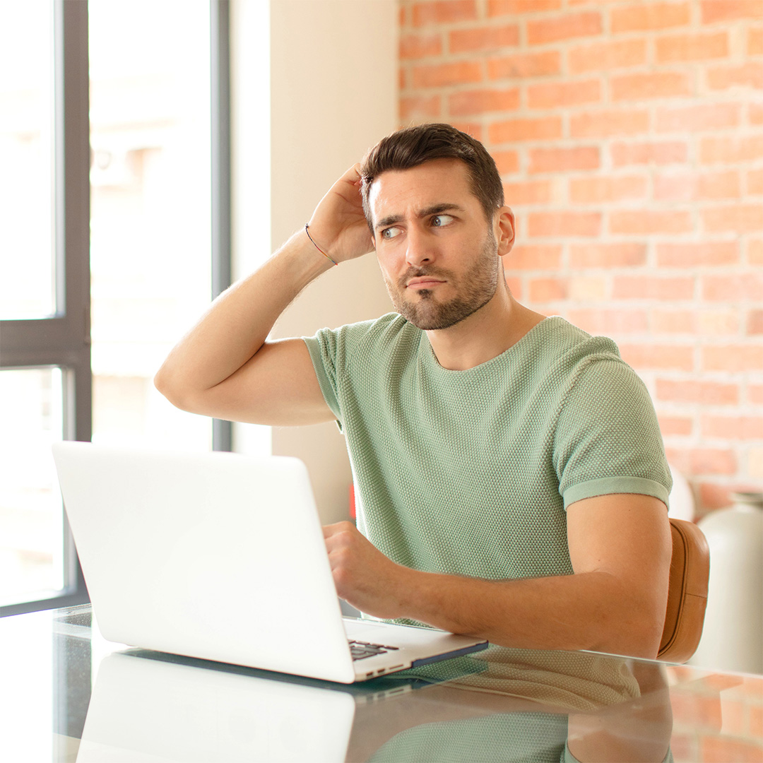 Ragazzo che guarda il computer perplesso