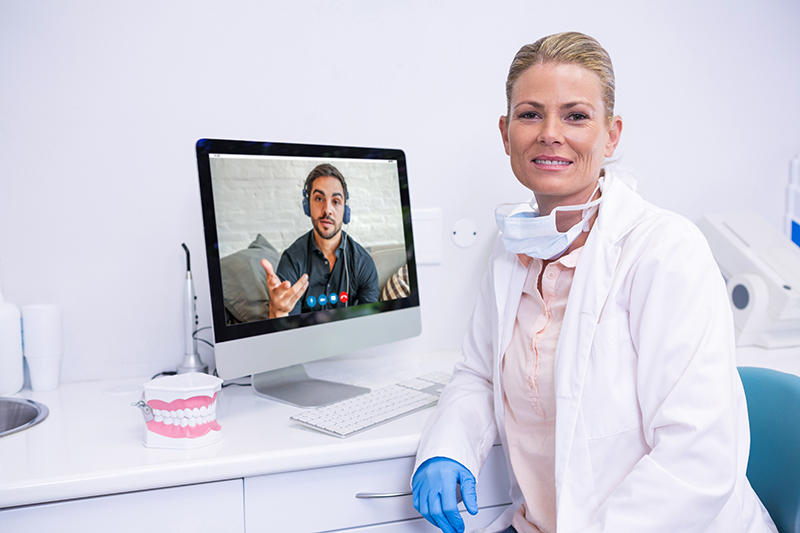 Immagine PRONTO FAS Dentista che effettua una televisita odontoiatrica ad un paziente